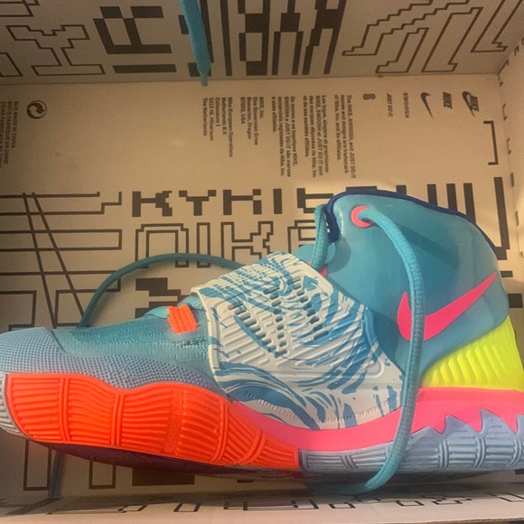 Never worn kyrie pools